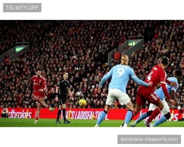 库尔图瓦对利物浦曼城的极限扑救名场面解析