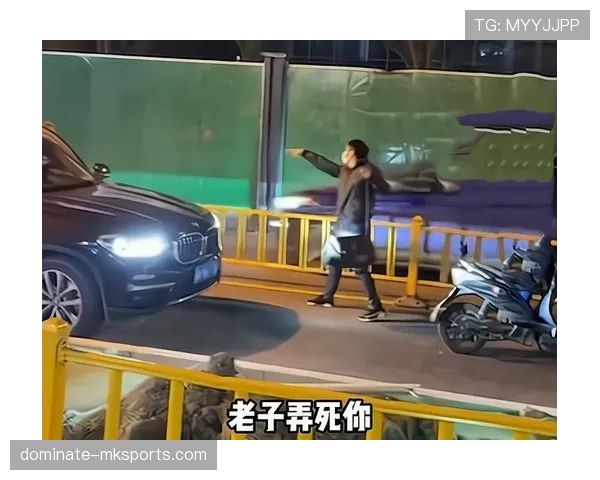 熊朝忠开豪车去培训班，路边小摊老板都看傻了！